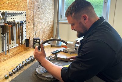 Florian Kühn an seinem Werktisch in der Oederaner Meisterwerkstatt für Metallblasinstrumente Ricco Kühn.
