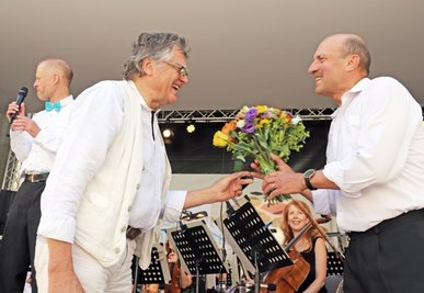 Solopauker Gyula Haidú (r.) wurde von Professor Arnold Beck, dem Vorsitzenden des Fördervereins des Mittelsächsischen Theaters, verabschiedet.