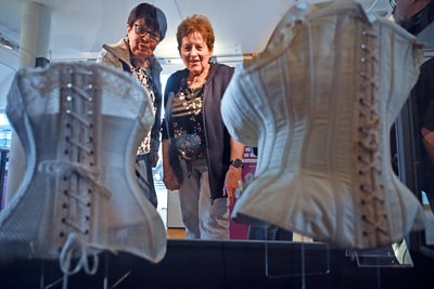 Waltraud Heerklotz (l.) und Christine Schulze fachsimpeln in der Sonderschau und sind froh, sich nicht in ein Korsett zwängen zu müssen.
