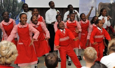 
              <p class="artikelinhalt">Der Vision Choir aus Uganda gab am Donnerstag ein mitreißendes Konzert im Atrium des Cottagymnasiums Brand-Erbisdorf. </p>
            
