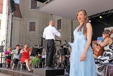 Mezzosopranistin Dimitra Kalaitzi-Tilikidou begeisterte das Publikum. Am Pult der Mittelsächsischen Philharmonie: Jörg Pitschmann. 