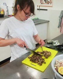 In Bischofswerda lernen Schüler die Zubereitung von Fisch.