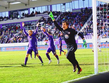 Aues Keeper Martin Männel jubelt über den Sieg der Veilchen.