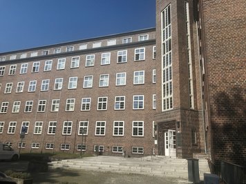 Vor dem Landgericht Chemnitz muss sich ein Erzgebirger wegen schweren Raubes verantworten.