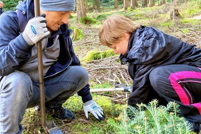 Suna (r.) und Maik bildeten ein Pflanzteam und ergänzten sich bei der Arbeit mit den kleinen Setzlingen super. 