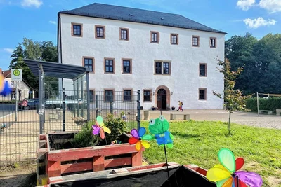 "Frischer Wind im alten Haus": In der Grundschule Sitten in einem alten Schloss lernen die Schüler, dass Windkraft zum Schutz der Erde beiträgt.