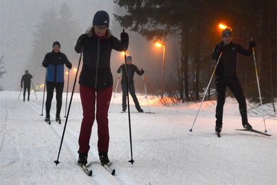 Beleuchtet ist die Loipe ab nächster Woche wieder. Auf Schnee müssen die Wintersportler aber wohl noch warten.