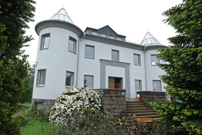 Die frühere Fabrikanten-Villa bietet inzwischen von außen auch farblich eine komplett andere Ansicht. „Dafür bekomme ich viel Lob“, sagt der neue Eigentümer Sebastian Ulbricht.