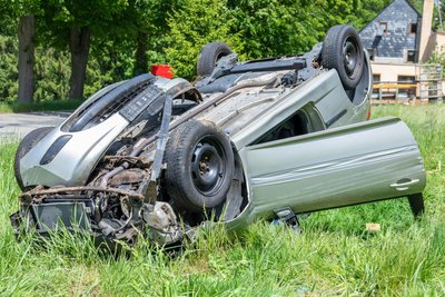 In einer Linkskurve verlor der Fahrer kurz vor dem Ortseingang Schwarzbach die Kontrolle.