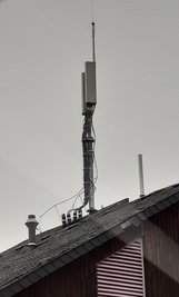 Große Mobilfunkantennen - hier auf dem Rittersgrüner Telekom-Gebäude - sind im Erzgebirge keine Seltenheit mehr. Der bei Bermsgrün geplante Betonmast hat mit 30 Metern Höhe ein anderes Kaliber. 