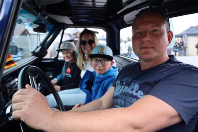 Matthias und Anja Struck mit Sohn Max (Mitte) im Chevy Pickup. Das Schmuckstück kann richtig laut werden.