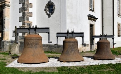 Die alten Hartgussglocken aus dem Turm haben vor der Frauensteiner Kirche ihren Platz gefunden. 