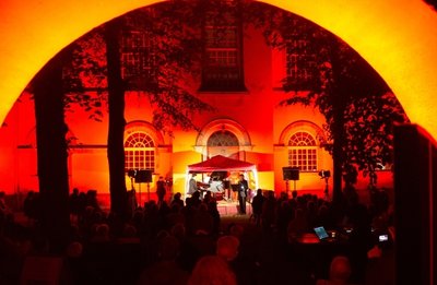 Wie bereits im vergangenen Jahr wird der Kirchpark vor der Stadtkirche St. Petri in besonderes Licht getaucht. 