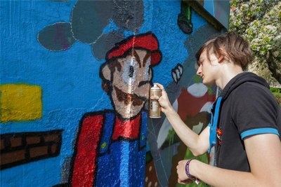 Der 16-jährige Jonas Langer aus Glauchau arbeitet an seinem Bild, einem „Super Mario“.