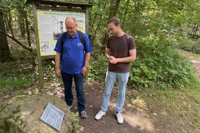 Jens Zeidler und Max Hähnel am Beutenberg, wo früher ein Aussichtsturm stand.