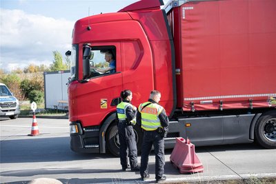 Seit Montag vergangener Woche kontrolliert die Bundespolizei stationär die Grenzen zu Polen und Tschechien - wie hier in Breitenau an der A17.