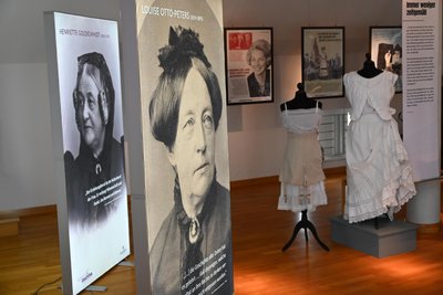 Mode und Gesellschaft gehören zusammen. Die Sonderschau in Oederan nimmt Kämpferinnen für Frauenrechte in den Fokus.