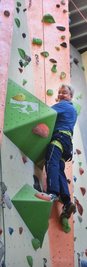 Kurz ausruhen, es sind nur noch wenige Griffe bis zum Finale. Redakteur Rudolf Trinks in der Kletterwand.