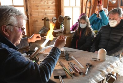 Beim Schaublasen am Samstag fertigte Glasbläser Andreas Böhm (63) aus Lauscha ein Branntweinglas nach historischen Vorbild. 