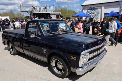 Und das ist der 69er Chevrolet von außen. In den USA ein Nutzfahrzeug, hier ein Auto zum Schaufahren.