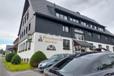Das Ferienhotel Mühlleithen wurde vom Portal Holiday Check 24 als eine der weltweit bestbewertesten Übernachtungsstätten ausgezeichnet. Die Gäste vergaben 5,9 von sechs möglichen Punkten. Es ist eines von zwei Hotels, über die Mühlleithen verfügt. Der kleine Ortstteil an der Passhöhe ist Klingenthals touristisches Zentrum.