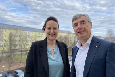 Denise Schuh und Andreas Hostalka von der Volksbank Vogtland-Saale-Orla, die den Firmenlauf mit dem Kreissportbund organisiert.
