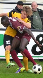 Der Auerbacher Björn Lambach im Zweikampf mit dem BFC-Torschützen Djibril N Diaye.