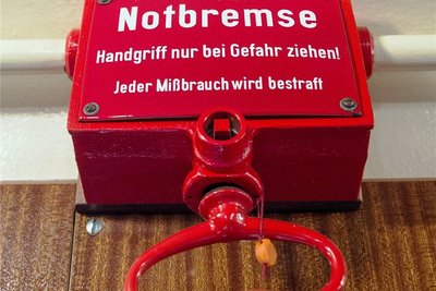 Es sei richtig gewesen, im Frühjahr die sogenannte Bundesnotbremse zu ziehen, weil - so die Verfassungsrichter - "Gemeinwohlziele von überragender Bedeutung" auf dem Spiel standen. Gemeint ist der Schutz von Leben und Gesundheit, zu dem das Grundgesetz den Staat auch verpflichtet. 