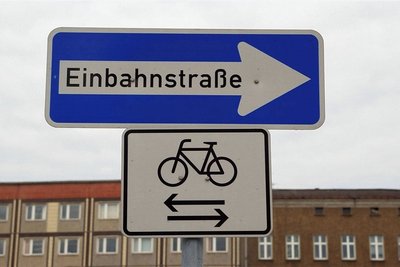 In Wohngebieten soll es mehr Einbahnstraßen geben, fordert die Chemnitzer FDP. Auf bestehenden Einbahnstraßen in der Stadt dürfen Radfahrer oftmals in beide Richtungen fahren.