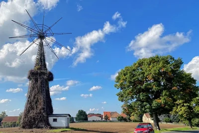 Strom aus Wind hat in der Gegend Tradition. In Leuterwitz bei Sitten wurde dieses Windrad im Jahr 1922 errichtet. Heute steht es unter Denkmalschutz.