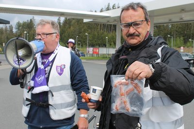 Die Pausen bei Auswärtsfahrten nutzen Uwe Stübner (l.) und Michael Rüdiger für wichtige Ansagen und leckere Stärkungen.