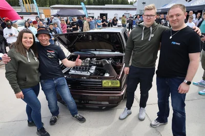 Fox und Fan: Marlene Meyer, Elias Kaden und Tim Gruner vom Fox-Team posieren mit Denny Wimmer (2. v. l.) und seinem PS-Protz.