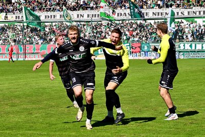Was für ein Jubel: Johann Martynets (vorn) brachte Plauen am Sonntag in Leipzig mit einem verwandelten Freistoß in der 26. Minute in Führung.