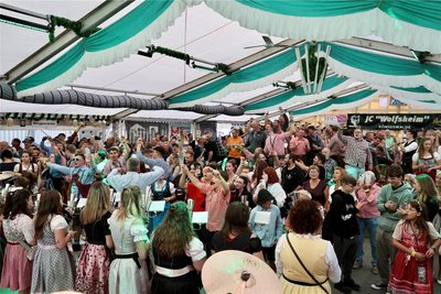 Der Auftritt der Schalmeienkapelle Steinbach wie 2023 ist ein Klassiker der „Königswalder Wiesn“.