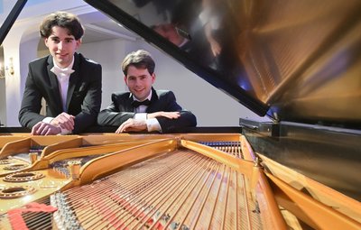 Die Brüder Pascal (l.) und Markus Kaufmann lassen am heutigen Freitag einen Sommernachtstraum wahr werden. 
