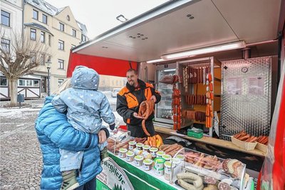Seit zwei Wochen verkauft Robin Haustein am Markt in Limbach-Oberfrohna Räucher- und Wurstwaren der Neuwürschnitzer Fleisch- und Wurstwaren. 