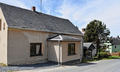 Von außen unscheinbar: Das Haus an der Rohrbacher Straße 8 in Landwüst. Doch das soll sich in den nächsten Tagen ändern.