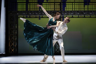 Anna Solovei als Gershwins Schwester und Aleksandr Solovei als Jimmy Warburg.