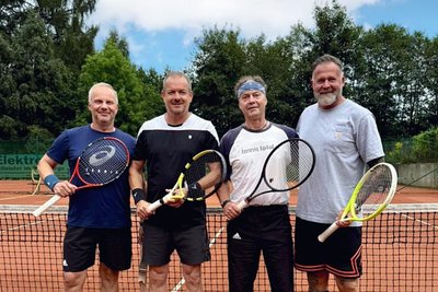 Neben Heiko Schauer, Heiko Keller, Thomas Seifert und Uwe Viehweger (von links) gehörte auch Hubert Peuschel zum Aufstiegsteam.