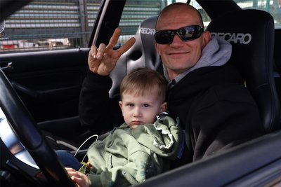 Andy aus Delitzsch mit seinem Sohn Oskar im VW Bora, der den Dezibel-Contest mit 127,9 dB gewann.
