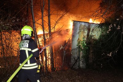 Löscharbeiten am Dienstagabend an der Bernsdorfer Straße, gleich hinter der Eisenbahnbrücke.