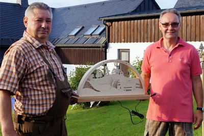Zum Ortsjubiläum 2017 präsentierten Bernd Fritzche und Ortsvorsteher Uwe Weidlich (rechts) den Mühlleithen-Schwippbogen.