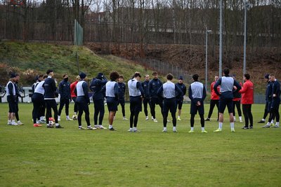 Interimstrainer Jörg Emmerich (vorn rechts in rot) gibt seiner Mannschaft taktische und spielerische Hinweise.