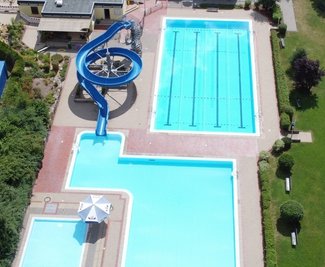 Das Freibad Burkhardtsdorf. Mit der Erneuerung der Umwälzpumpen und dem Betrieb einer Photovoltaikanlage auf dem Funktions- und Sanitärgebäude (im Foto noch nicht installiert) will die Gemeinde die Stromkosten senken. Erste Zahlen gibt es jetzt. 