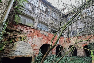 Der Innenhof ist inzwischen komplett zugewuchert. Noch immer lässt sich aber das italienische Flair erahnen, das hier Pate stand.
