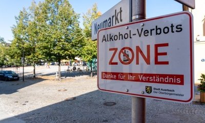 Der Stadtrat von Auerbach hat bei seiner Sitzung am Montagabend eine neue Alkoholverbotszone beschlossen. Sie befindet sich im Bereich der "Nettotreppe". Nicht mehr in der Verbotszone enthalten ist der abgebildete Bereich des Neumarkts. 
