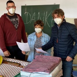 Eric Harzer (links, hier mit Manuela Wolf vom Verein "Gemeinsam stark" und Lugaus Bürgermeister Thomas Weikert) ist einer der Initiatoren des Lugauer Helferkreises. 