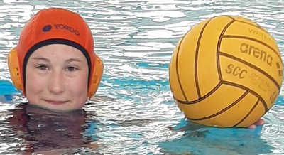 Die 13-jährige Wasserballerin Michelle Schmidt sprang zur Deutschen Meisterschaft beim SC Chemnitz ein. Dies wurde ein voller Erfolg.