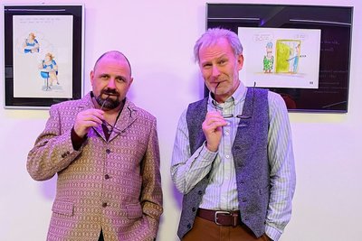Karikaturen von Alfred Mogelseng (links) und Jörg Halsema sind bis zum 22. Januar im Reichenbacher Neuberinhaus zu sehen.