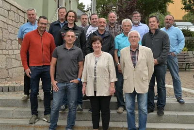 Der Gemeinderat, wie er 2019 gewählt wurde: Andreas Unger (UWG), Isolde Rachold (UWG), Günter Möckel (SPD/vordere Reihe von links), Thilo Körnig (FDP), Matthias Löschner (CDU), Wolfgang Falk (UWG), Peter Unger (UWG), Frank Gleißner (CDU/mittlerere Reihe von links), Jörg Meichnser (CDU), Falko Auerswald (CDU), Amtsverweser Eberhard Mädler, Matthias Büttner (UWG), Ulli Richter (CDU), Peter Bachmann (AfD) und Olaf Schulz (CDU/hintere Reihe von links). Auf dem Bild fehlen Klaus Meißner (CDU) und Fabian Gerisch (AfD).